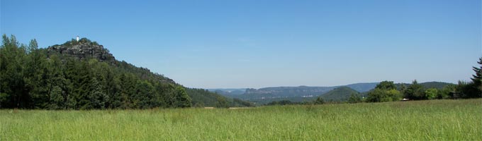 Panorama Papststein Schrammsteine im Hintergrund
